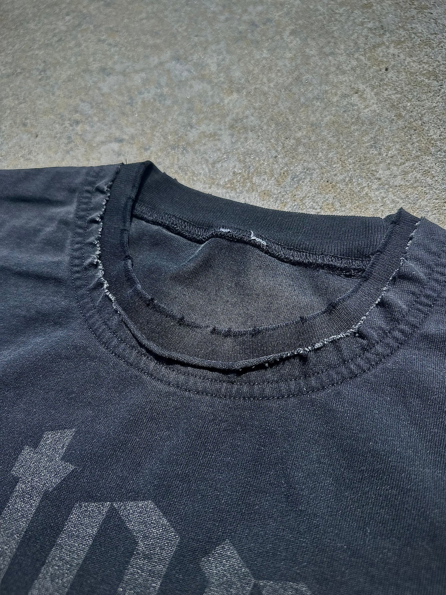 SCATTERED EDGE TEE
